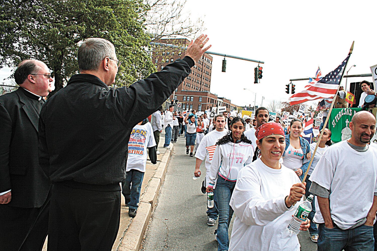 El Obispo Tobin saluda a los inmigrantes que marchaban por una legalizacion en la gran Marcha del 1 de Mayo del 2006